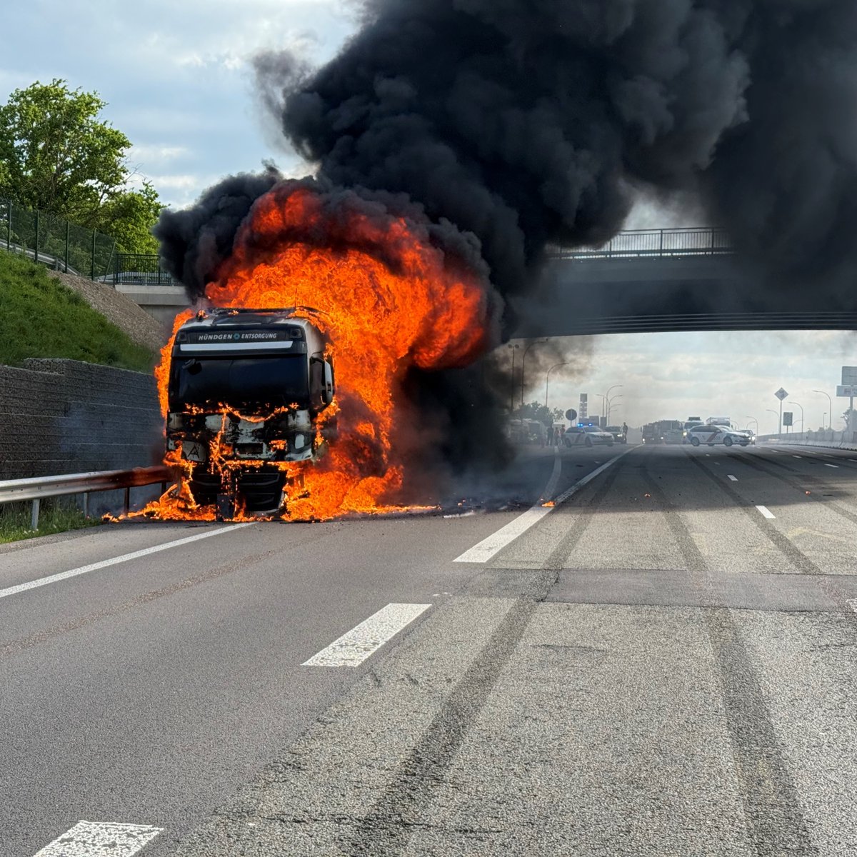 [Feu de camion sur l'autoroute A3] hier après-midi.

Un semi-remorque était totalement embrasé, le feu a cependant rapidement été maîtrisé.
Pas de blessés.

L'arrivée des secours a été ralentie en raison d'un couloir de secours non respecté.
Rappel: gd.lu/cht8d2