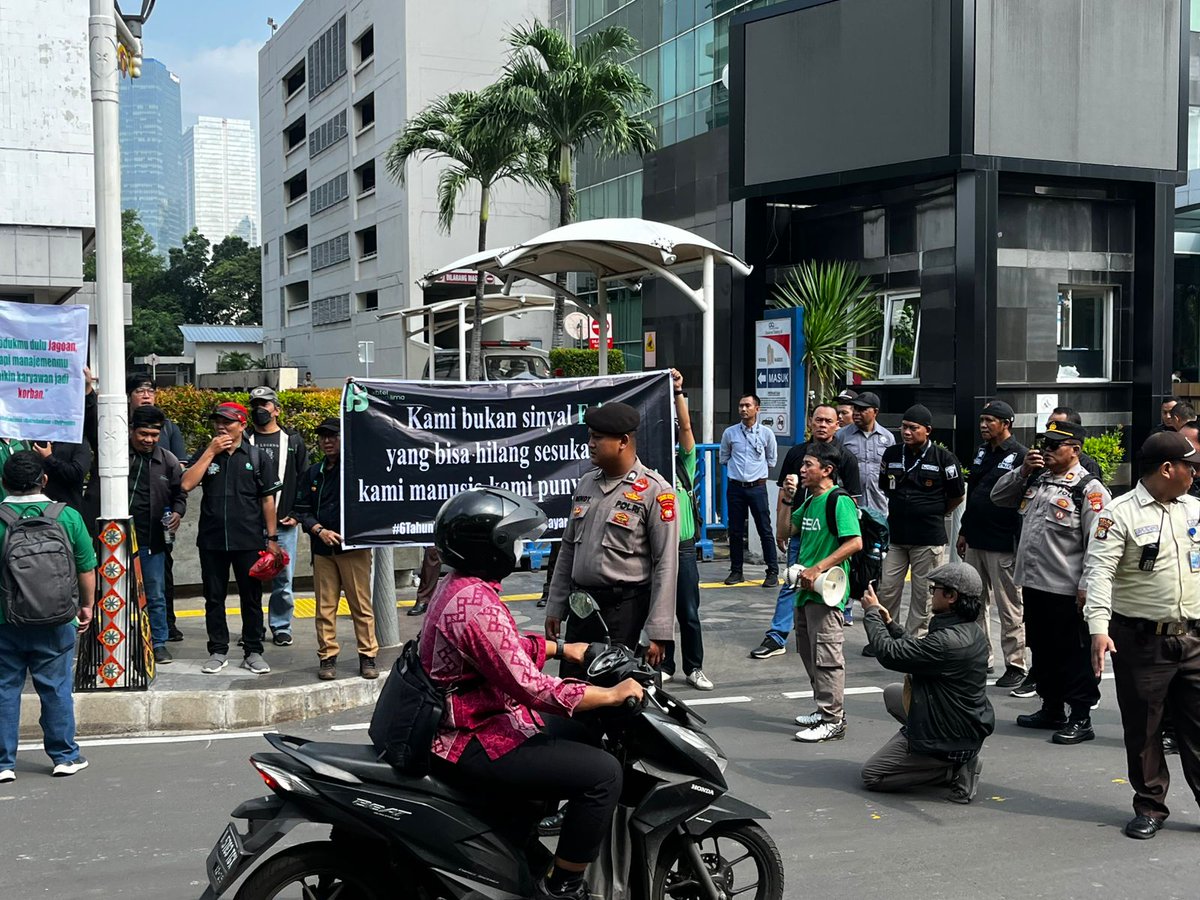 likefatmike's tweet photo. Pernah jadi bagian keluarga besar Bakrie Telecom (Esia/AHA) selama 5 tahun, sedih banget masih ada temen-temen yg terus perjuangin hak-nya dari 2018-2019. bahkan sampai akhir 2023 cicilan kewajibannya kalau dihitung baru 10%. #BTEL #BakrieTelecom
https://t.co/xcw4VOupvI https://t.co/atO91MJ2fM