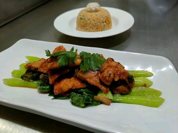 EmeraldHotelkla's tweet image. Ever wondered what goes into creating our signature dishes? Take a peek at our kitchen magic at Emerald Hotel Kampala!

📍 Bombo Road, opposite Novik Hospital
📞 0752747529 | 0773561524
emeraldgreenuganda@gmail.com
#FoodieBTS #KitchenLife #EmeraldHotel #KampalaDining