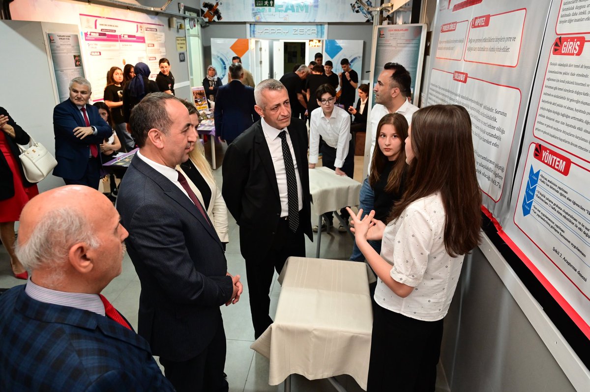 İl Millî Eğitim Müdürümüz Sn. Halil YÜCEL, MEB Bakan Danışmanı Sn. Prof. Dr. Nuri GÜÇTEKİN ile birlikte Uşak Turhan Akçay Bilim ve Sanat Merkezinin gerçekleştirmiş olduğu 4006 TÜBİTAK Bilim Fuarı Sergisi açılışını yaparak öğrencilerimiz tarafından hazırlanan projeleri inceledi.