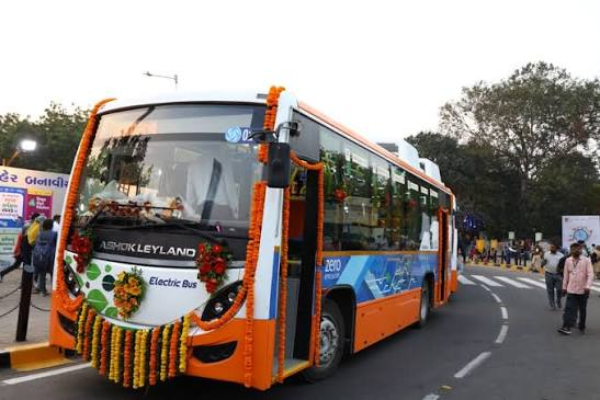 AMTS અને BRTS માં દર થોડાક વર્ષે જે બસો જૂની થાય તેને રિટાયાર કરવામાં આવે છે પણ તક્લીફ ત્યારે પડે છે જ્યારે નવી બસો લાવ્યા વગર  જૂની બસોને કાઢી નાખવામાં આવે છે. આના માટે નવી બસો લાવ્યા બાદ જૂની બસોને કાઢવી જોઈએ જેથી રોજિંદા પેસેન્જરને તક્લીફ ન વેઠવી પડે.#AmdavadforPublicTransport