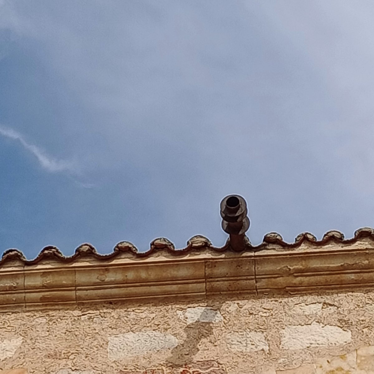 "La tormenta, como una batalla.
Así la vida. Y luego,
toca recomponer paramentos,
repintar estucos, vidriar
ventanas, retejar
techumbres..."

Fernando Alda 

Ínsula Barataria: Almenaras de sombra, 11 insulabaratariaa.blogspot.com/2025/05/almena…
