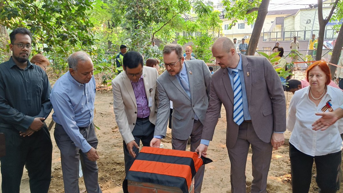 RussEmbDhaka's tweet photo. On May 7 #GardenOfMemory and a memorial plaque were inaugurated in Dhanmondi Lake Park in Dhaka to mark the 80th anniversary of #VictoryDay in the Great Patriotic War.

This tribute serves as a lasting reminder of the immense sacrifices made by humanity during World War 2. https://t.co/7Nqa0qWWnl