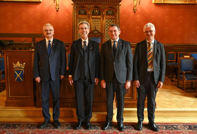 🟡🔵 6 maja Uniwersytet Jagielloński odwiedzili ambasador 🇦🇹 w Andreas Stadler oraz konsul generalny 🇦🇹 Martin Gärtner. Gości w swoim gabinecie przyjął rektor UJ prof. Piotr Jedynak wraz z prorektorem UJ prof. Jarosławem Górniakiem i dziekanem <a href="/WSMiPUJ/">Wydział Studiów Międzynarodowych i Politycznych UJ</a> prof. Piotrem Bajorem.