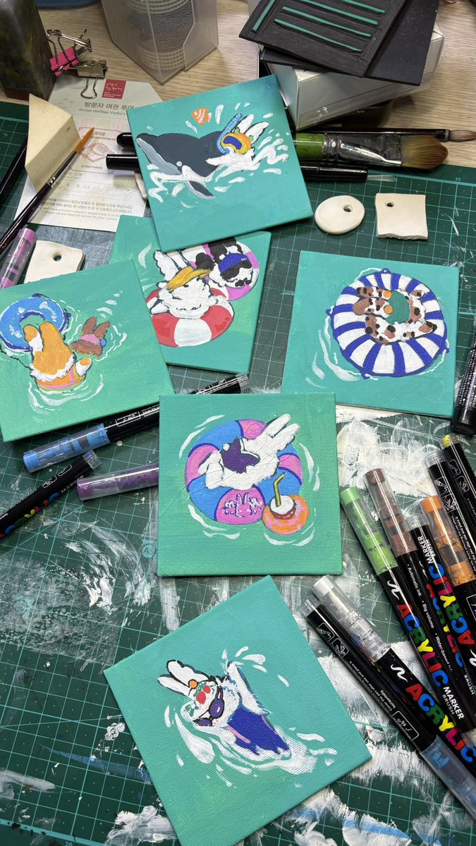 judejudejude01's tweet image. 조각조각 그림조각
5/11에 출동~
신규작품: 수영장 연작(아크릴 과슈 페인팅 10cm 정사각형 캔버스 소품 6점), 사랑들 연작(3.5cm x 5cm 수채 과슈 일러스트 키링)
New art works for local event!
#gouachepainting #painting #AnimalsLover #うさぎ　#イラスト #手描きイラスト