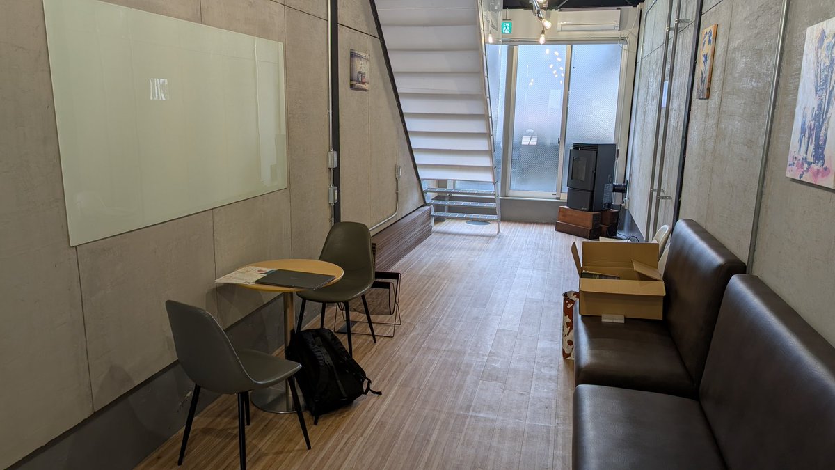 経営者の知り合いの方が、元々カフェで使ってた場所をオフィスとして無料で貸してくれた。。
奇跡。。