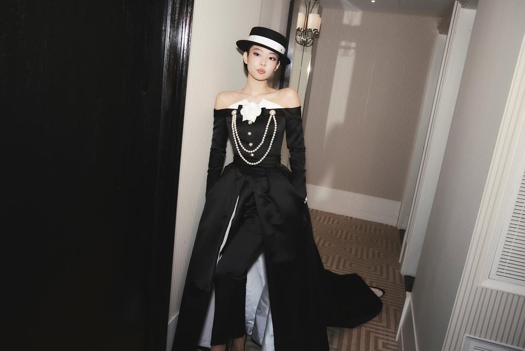 ABSCBNNews's tweet photo. Her mantra includes always looking good! 🎩

K-pop superstar Jennie stole hearts with the black and white ensemble she wore paired with a hat at the 2025 Met Gala that celebrates Black dandyism. #MetGala 

(📷: Jennie/ Instagram)

Related story: https://t.co/yW8QaLKprx https://t.co/bEzB7VKnQN
