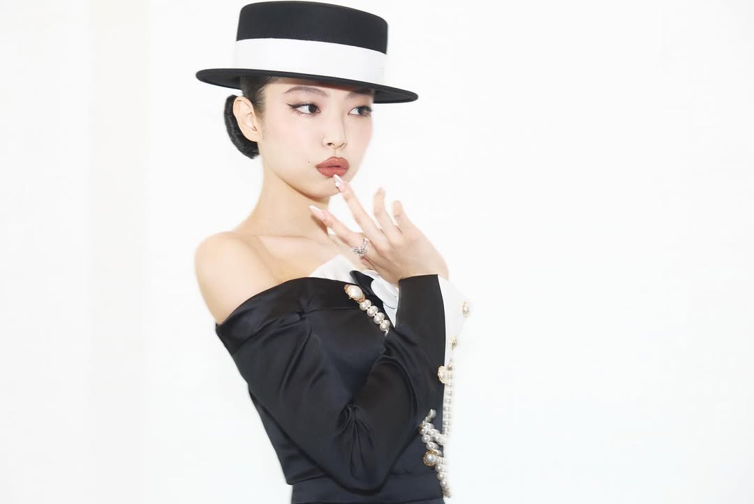 ABSCBNNews's tweet photo. Her mantra includes always looking good! 🎩

K-pop superstar Jennie stole hearts with the black and white ensemble she wore paired with a hat at the 2025 Met Gala that celebrates Black dandyism. #MetGala 

(📷: Jennie/ Instagram)

Related story: https://t.co/yW8QaLKprx https://t.co/bEzB7VKnQN