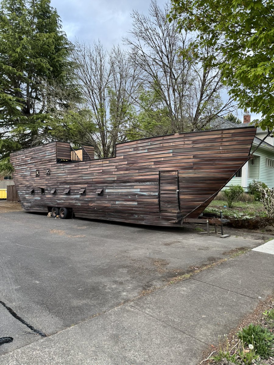Met a dude with a pirate ship yesterday! Argh!!! 🏴‍☠️⛴️