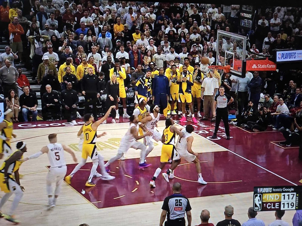 HeinekenMike's tweet photo. @Gbush91 No lane violation on Haliburton? It's pretty clear cut isn't it? https://t.co/2EMyaacDn9
