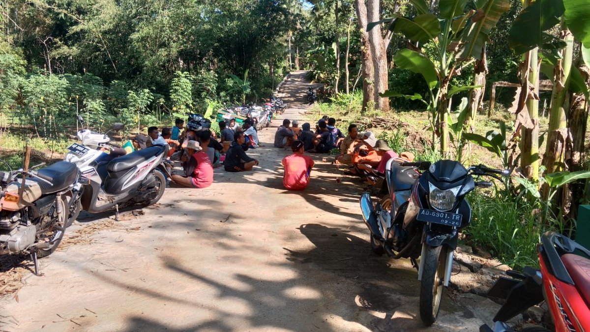 DesaRejosari's tweet photo. Kerja Bhakti Warga Dusun Jegoh dan Karang Taruna membersihkan Lahan untuk di jadikan Lapangan Bola Volley Di Dusun Jegoh RT 002 berbatasan dengan RT 005 https://t.co/eVYukbu5mC