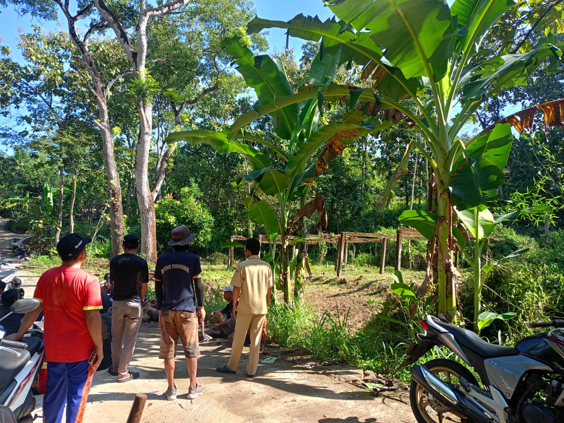 DesaRejosari's tweet photo. Kerja Bhakti Warga Dusun Jegoh dan Karang Taruna membersihkan Lahan untuk di jadikan Lapangan Bola Volley Di Dusun Jegoh RT 002 berbatasan dengan RT 005 https://t.co/eVYukbu5mC