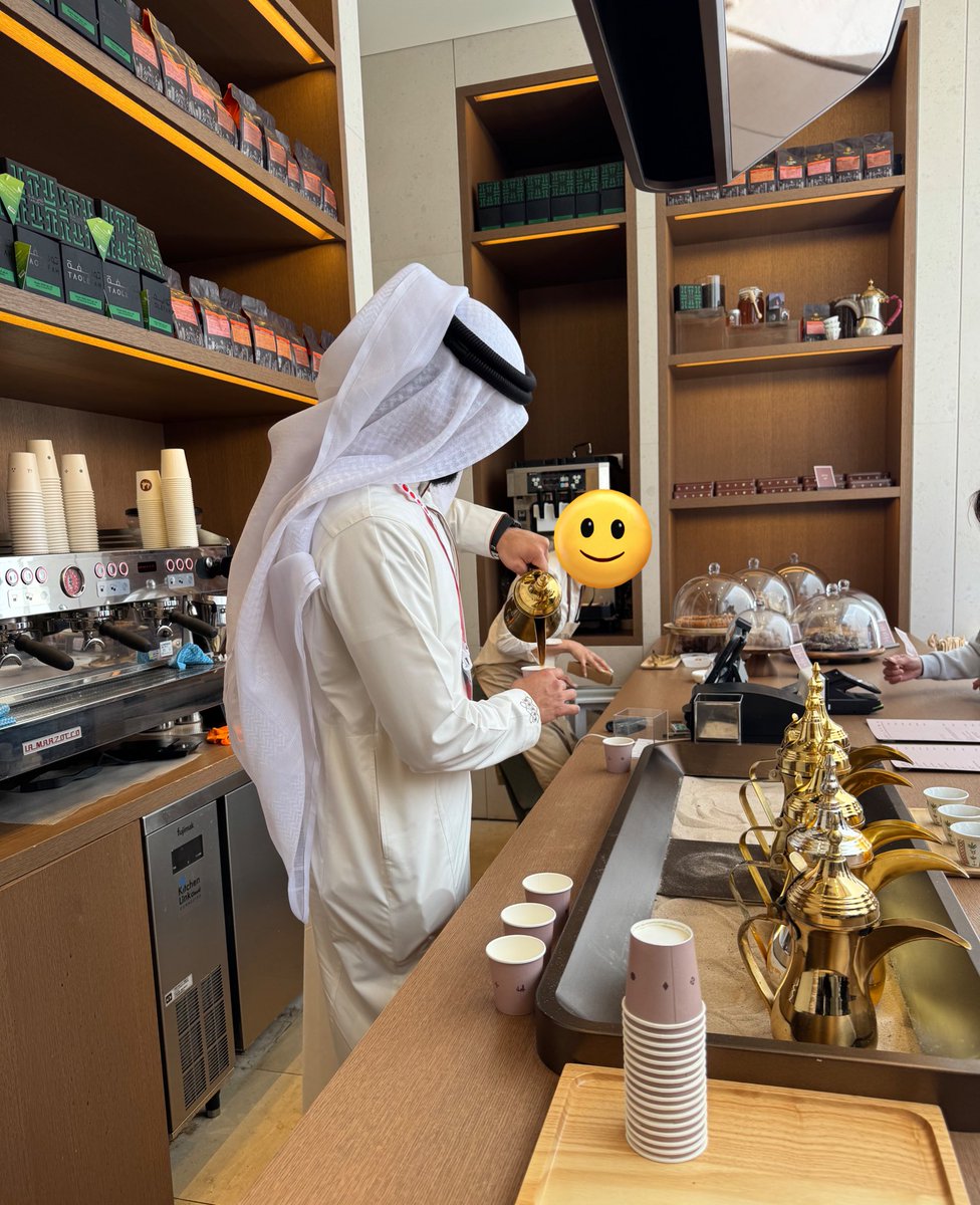 サウジアラビア館のカフェ ・サウジコーヒー700円(デーツ付