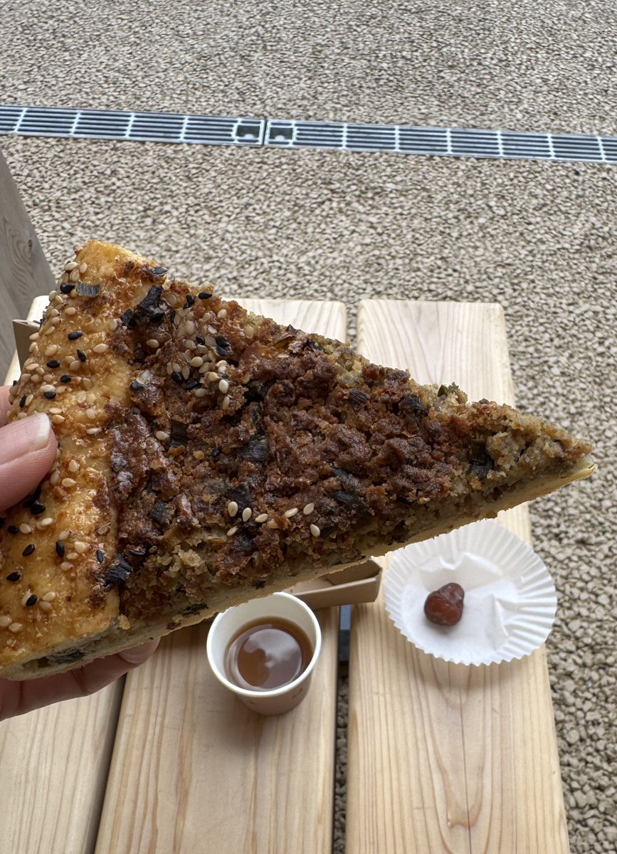 サウジアラビア館のカフェ ・サウジコーヒー700円(デーツ付