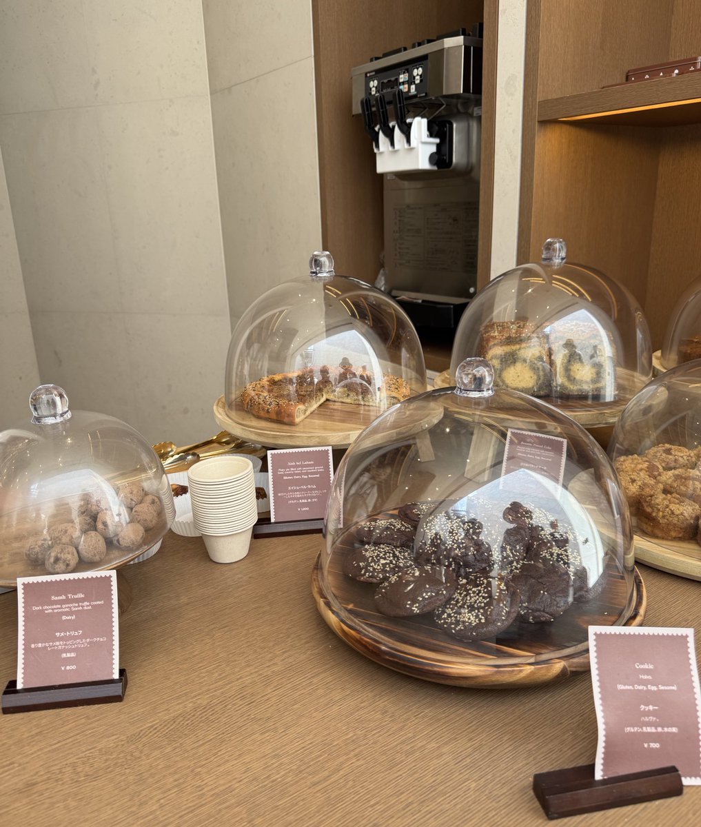 サウジアラビア館のカフェ ・サウジコーヒー700円(デーツ付