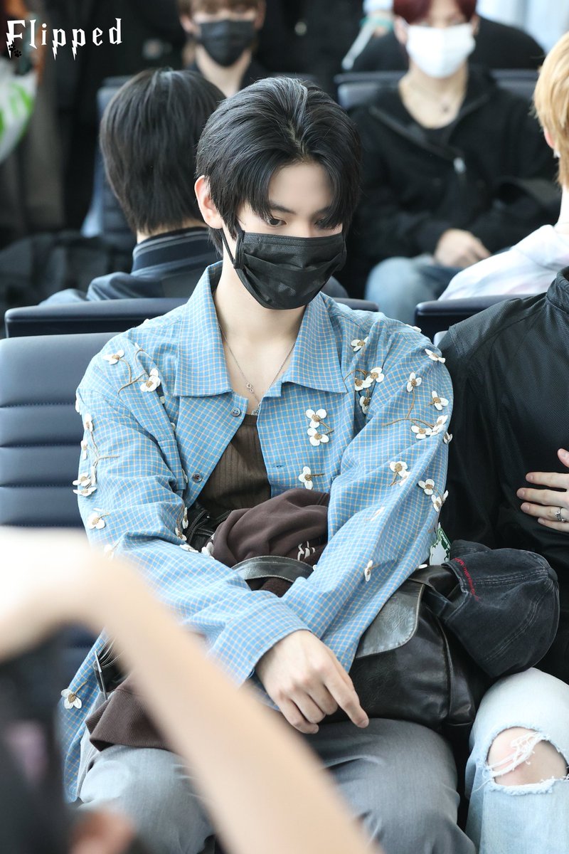 Flipped_041227's tweet photo. 250507 ICN 🛫

여기 앉아 있는 거 진짜 순둥순둥해~~~

#니콜라스  #NICHOLAS #이학래 
#SMTR25 https://t.co/rYvFz2ib6U