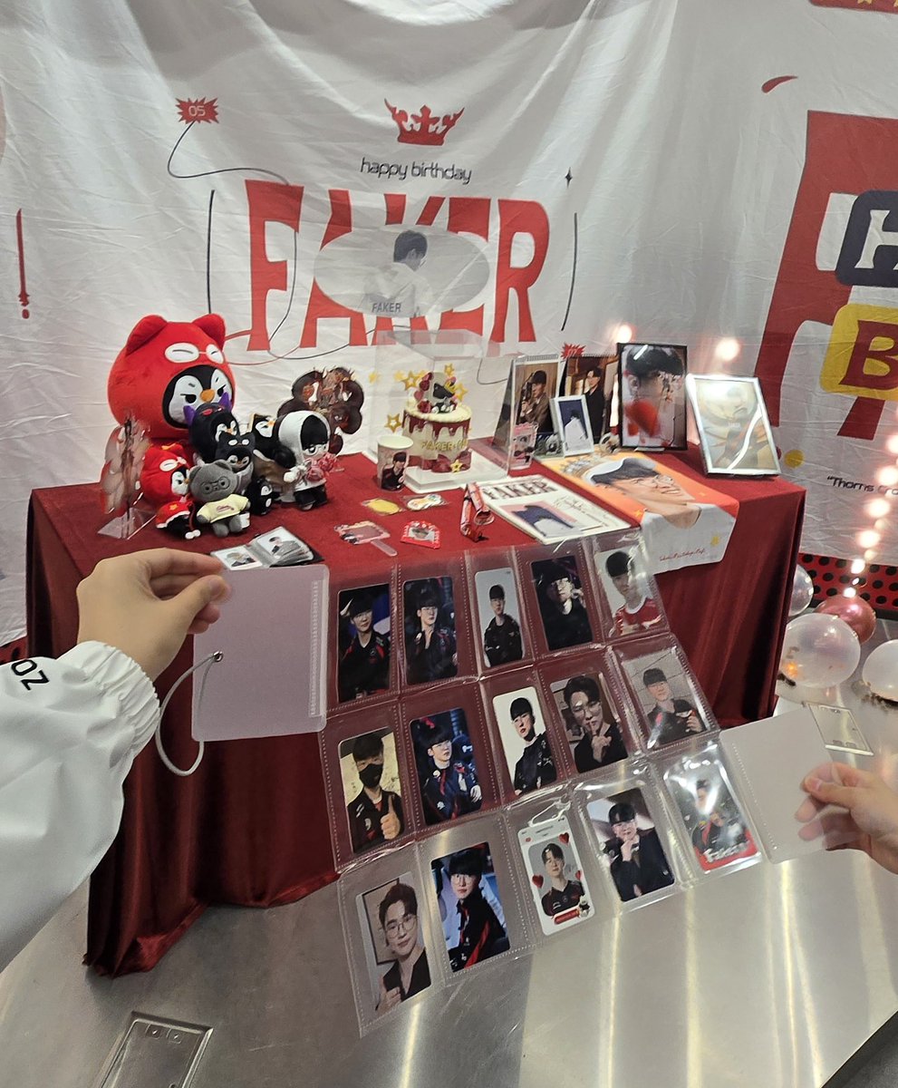 claus_486's tweet photo. 🌹페이커 선수 생일 축하드려요🌹
카페에서 같이 축하할 수 있어서 재밌었고 카페 내부 및 굿즈들도 넘 예뻤습니다 감사합니다❣️
#The_Undisputed_King_Faker
#永恒加冕_FAKER_HBD https://t.co/WJah8lFNUM