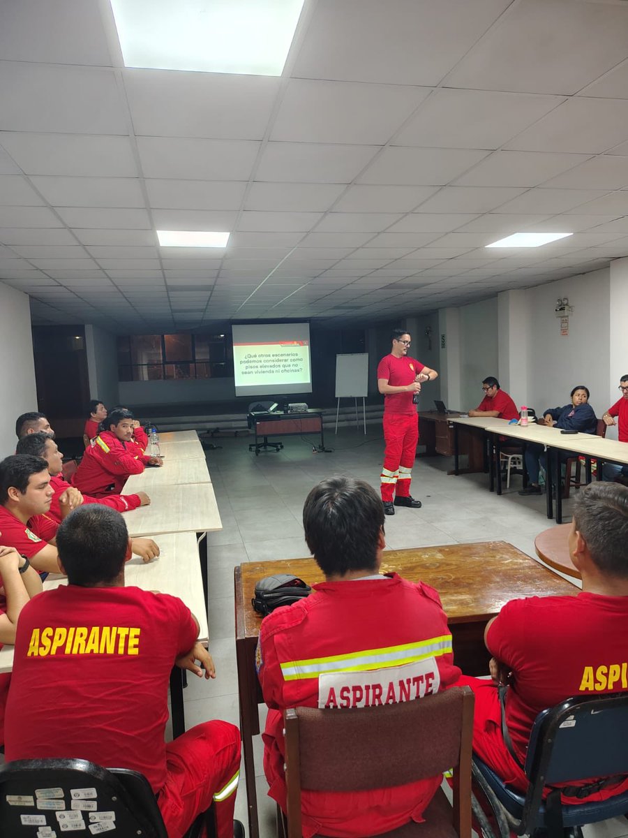 BOMBEROSDESURC0's tweet photo. Hoy participamos en una capacitación sobre tendidas en pisos elevados, a cargo del Tte. Brigadier Santiago Álvarez. Entrenar constantemente nos permite llegar más rápido y seguros donde más se nos necesita. 🚒⬆️
#BomberosDeSurco #Capacitación #Bomberos #Peru https://t.co/Xyw7J6gWbz