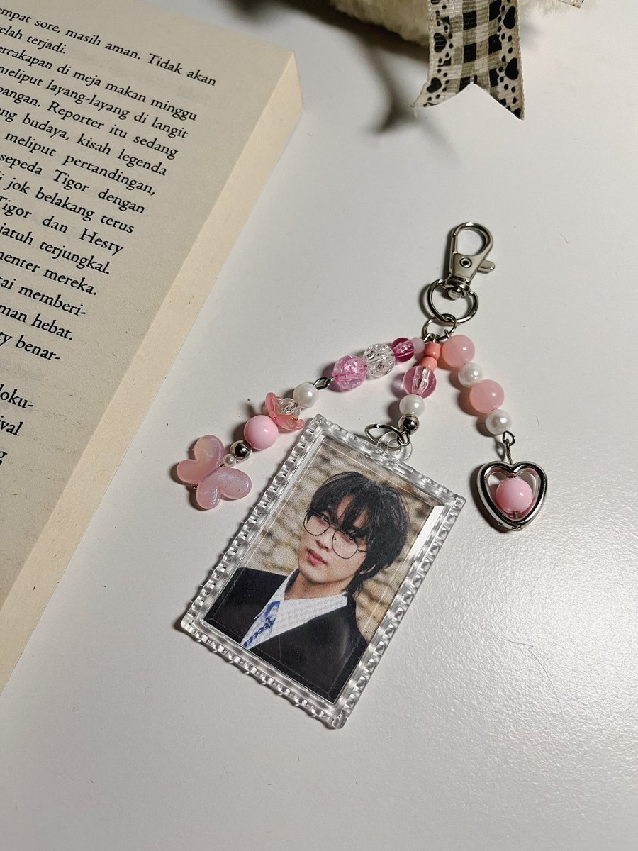 HezFanda's tweet photo. Keychain or bagcharm bisa request foto dan warna sesuai keinginan kalian yahhh

Yang mau ngonseran gantung di tas cakep banget nihh😍😍 

LINK CO 🛍️ : https://t.co/3UDUz7YhBw

#keychain #bagcharm #gantungankunci #kpop #photocard #gantungankuncicustom #keychaincustom https://t.co/UVANpeiPoW