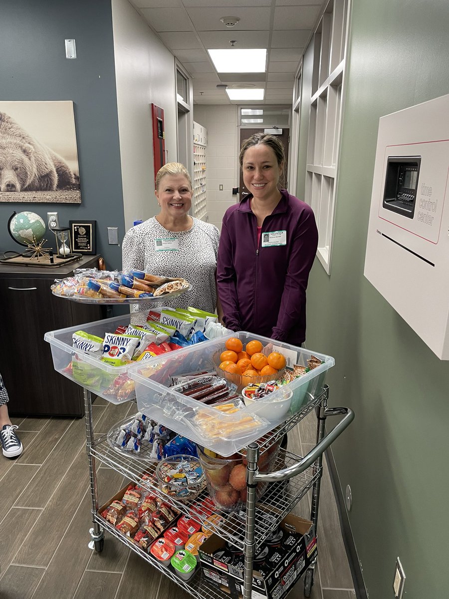 HumbleISD_BBE's tweet image. Spotted these two making deliveries all over the building! Thank you @bbe_pta for rolling through the hallways with snacks! #yummygoodness #bestptaever