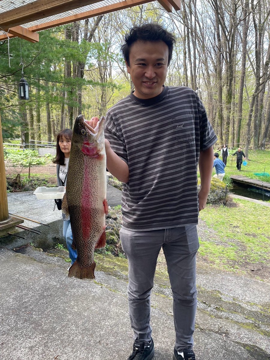 【選手の休日特集①】

敏腕コーチ・小西、オフの日になんと大自然の中で釣りに挑戦していました。
手にしているのは、特大サイズの虹鱒🐟️
その場で豪快に食べたそう。
ピッチ外でも抜群のセンスを発揮する小西コーチ、次は何を仕留めるのでしょうか、

#ガルサの休日 #釣り名人 #休日の過ごし方