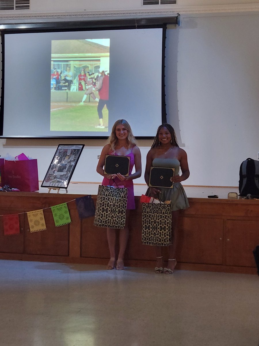 KhamariHall2025's tweet image. Received another scholarship tonight at my school softball banquet and was announced 24-6A district MVP. Thanks to everyone on this journey. @clearcreeksb @IG_Jackson18u @KcJackson00 @RazorbackSB