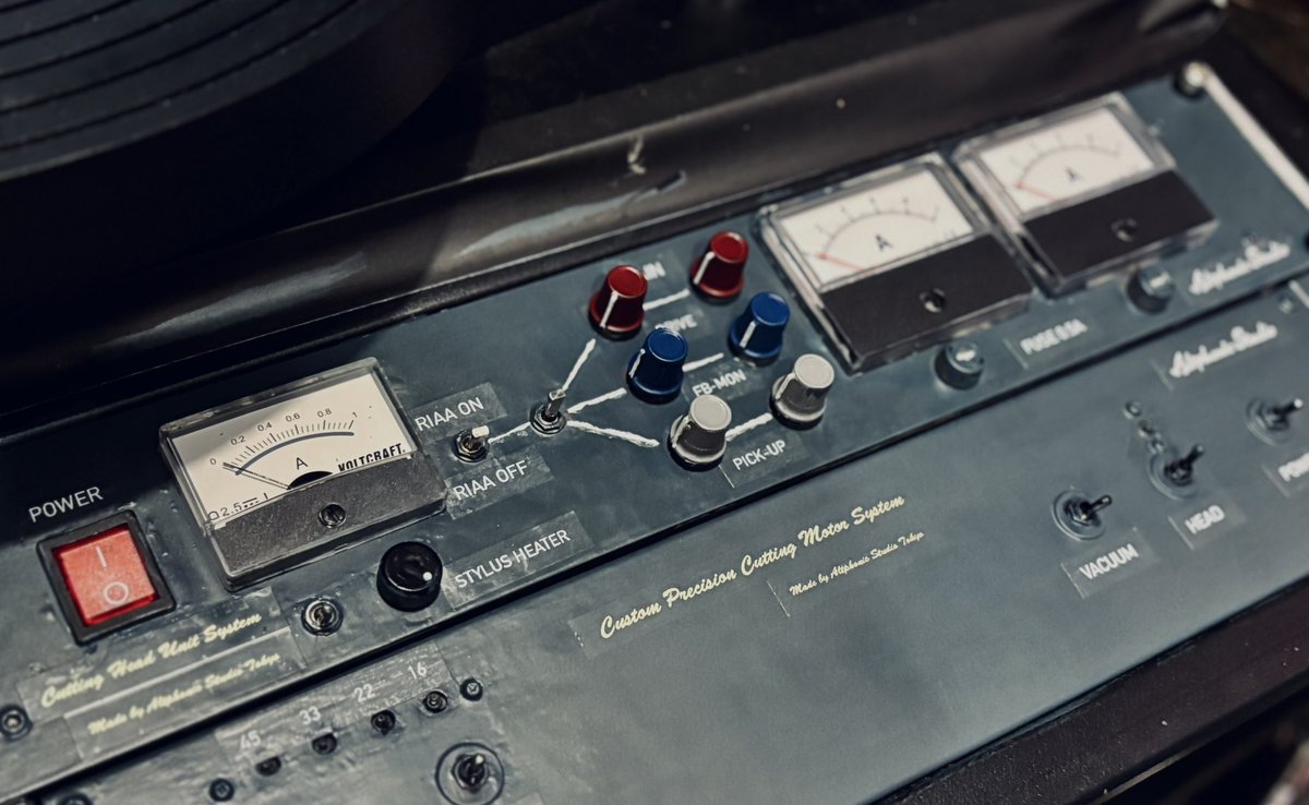 このゴールデンウィークに頑張って
遂に、遂に
四年かけて挑んでた
新しいカッティングマシーンが完成㊗️。

自分の思い描く音を実現する為に一から機械を作っていった、飛んだお金💰は
一千万円は超えている。
もう最初のスタート時の原型は無い。