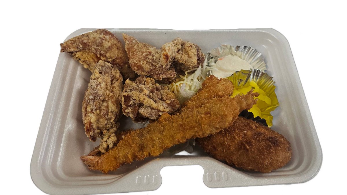 鶏笑飾磨英賀保店です。
本日は新メニューのご紹介です

スペシャル弁当 1000円
モモ唐揚げ2個
ムネ唐揚げ2個
エビフライ2本
コロッケ1個

色々食べたいを詰めたお弁当になります。
是非一度ご賞味ください。
 #鶏笑 #唐揚げ #レストラン