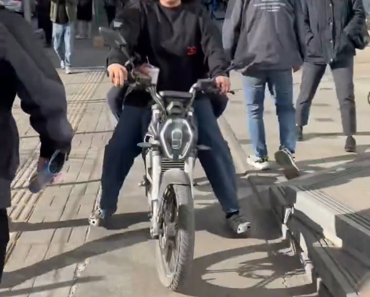 Дугуйтай хүмүүст огт уурладаггүй. Тэд зөөлөн явдаг, яваад сурчихан нь илт. Харин ийм машин замын хөдөлгөөнд оролцохоор тоноглогдсон тольтой, хүнд, дээр нь хурдлах чадвартай хөдөлгүүрт тэргүүдийг явган хүний зам болон эргэн тойронд байх ёсгүй. 

Хүний амьд, эрүүл байх эрх нэгт