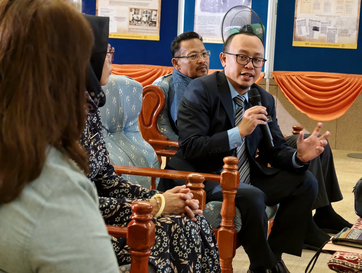 Jabatan Penerangan Malaysia Sarawak telah mengadakan lawatan kerja ke Arkib Negara Malaysia Sarawak pada hari ini. Lawatan tersebut diketuai oleh Ketua Penolong Pengarah Bahagian Komunikasi Visual &amp; Senireka, Encik Ajes Tuah bersama rombongan pegawai dan kakitangan jabatan.