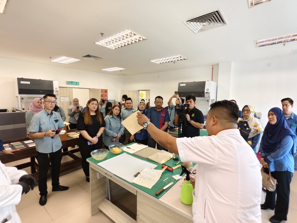 Lawatan dimulakan dengan taklimat ringkas yang disampaikan oleh Pengarah Arkib Negara Malaysia Sarawak, Encik Afham Jauhari bin Aldi &amp; lawatan berpandu ke beberapa seksyen penting

#MalaysiaMADANI
#TaatSetia
#JAPENSarawak