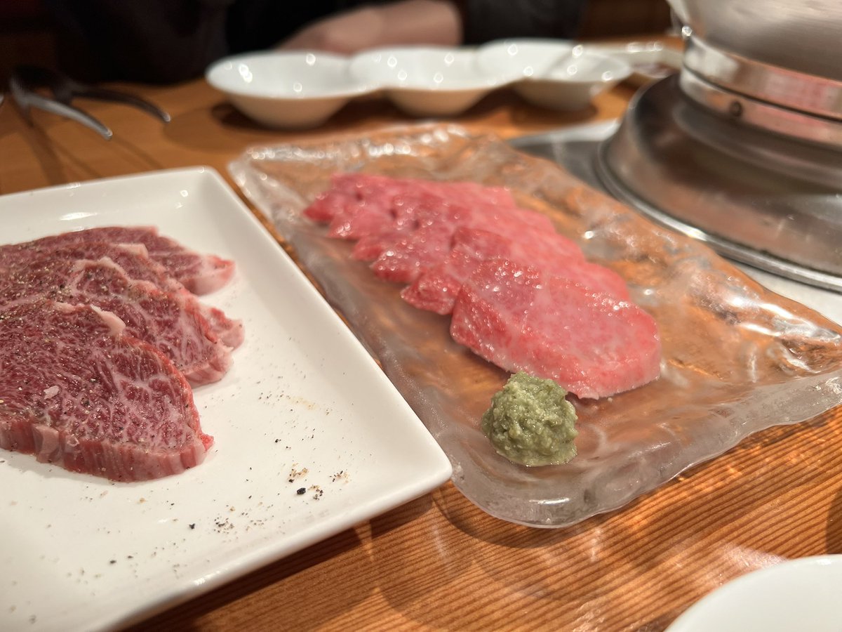afqcho's tweet photo. 我々人類は外食するたびに料理の写真を撮って、自分も友だちも写っていないその食べ物だけの写真はなんのためのものなのだろう。
SNSで見せびらかす以外に使い道ないじゃんか。しかも高いとこ行かないから見せびらかしにもならない。なんのための写真なんだ、こいつらは。 https://t.co/lZeY3t9M3d