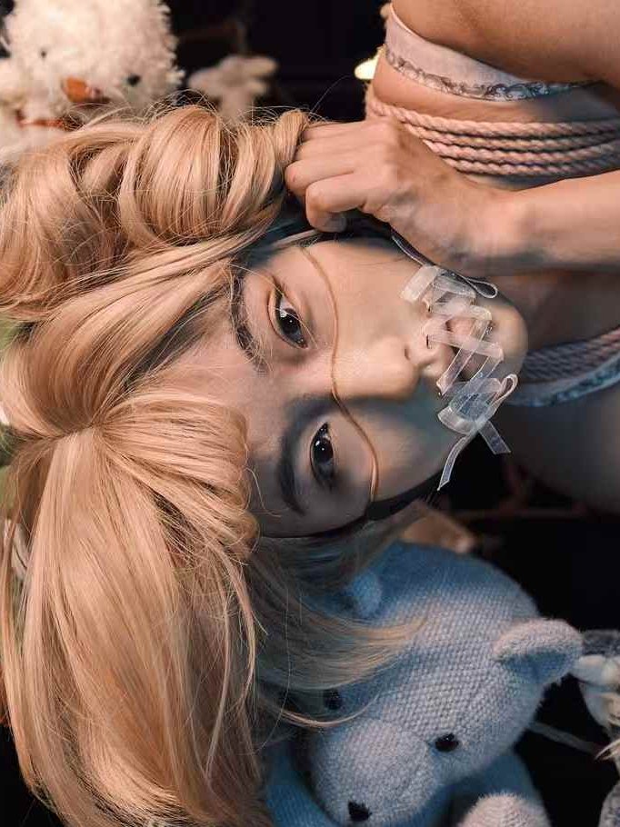 《童梦》
迷踪姬-丝带款以透粉丝带缠绕出独特的唇部禁欲美学。 “人皮扣”细节震撼逼真，仿佛肌肤之下暗藏另一重人格。
 M：姝瑶 <a href="/yoooooxxxx/">是姝小瑶吖</a> 
R&amp;P：Erico <a href="/ericxu06/">ericxu06</a> 
Support：LDC <a href="/jyyztg/">家有一直跳狗</a> 
#迷踪姬 #dreammask