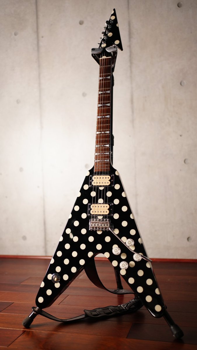 ネックがゴンブト！！！ 今まで弾いたエレキ1番でした😂 カール