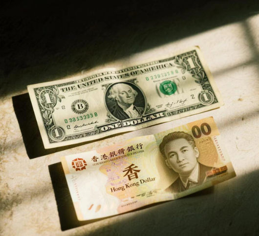 「五一」黃金週過後，港元匯率持續強勢，連續兩日觸及7.75的強方兌換保證水平！
         香港金融管理局自5月3日起連續三個交易日入市干預，累計向市場注入1166億港元流動性。
         今次是金管局今年以來最大規模的匯市干預行動，顯示當局捍衛聯繫匯率制度的決心。#港元匯率 #金管局 #HongKong