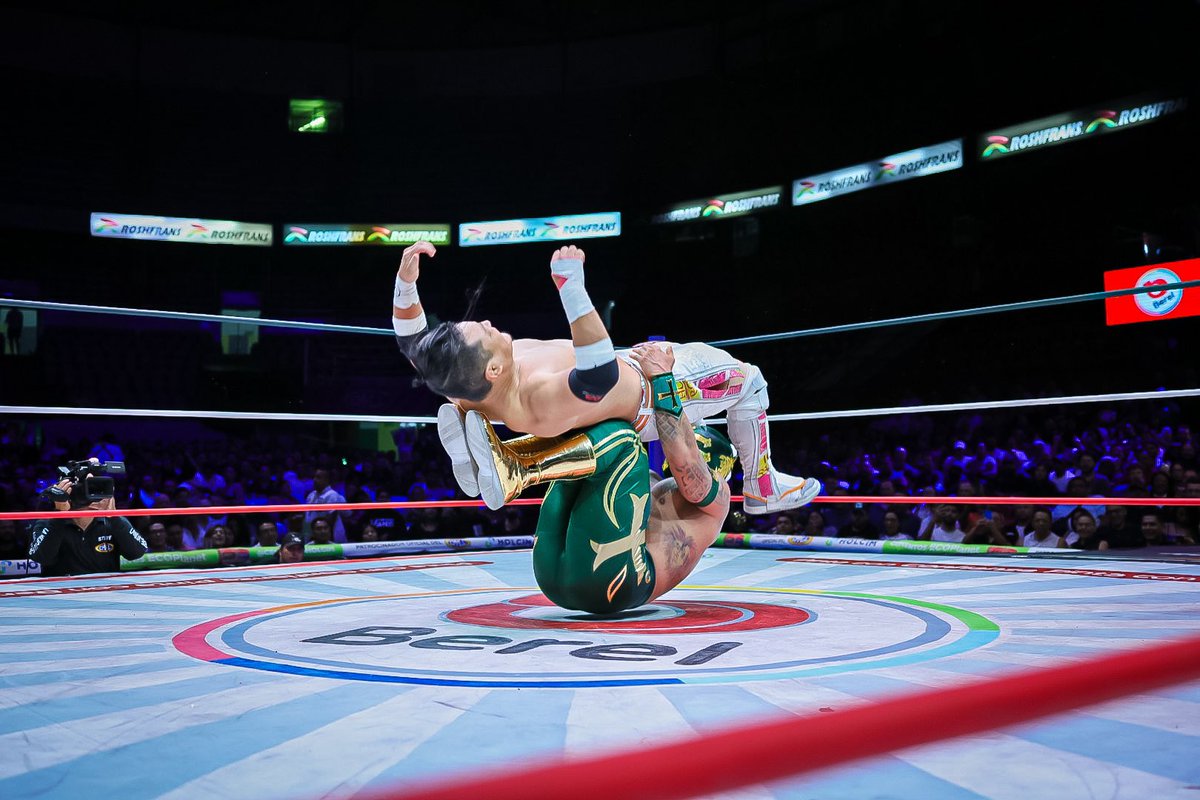 CMLL_OFICIAL's tweet image. Templario ha mostrado el gran nivel que ha ido adquiriendo en el plano internacional y de forma brutal le arranca de las manos la victoria al japonés Kushida. 

#CMLLvsMLW 
#MartesDeArenaMéxico 
📺 EN VIVO para miembros del canal: youtube.com/live/Nur1Tosa2…