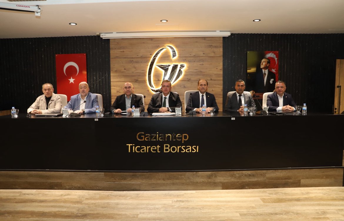 Gaziantep Ticaret Borsası ‘nı ziyaret ederek kıymetli yöneticilerle iştişarelerde bulunduk.
Gaziantep Ticaret Borsası Yönetim Kurulu Başkanı Mehmet Akıncı başta olmak üzere bizleri ağırlıyan tüm yöneticilerine ilgi, alaka ve misafirperverlikleri için teşekkür ederiz.