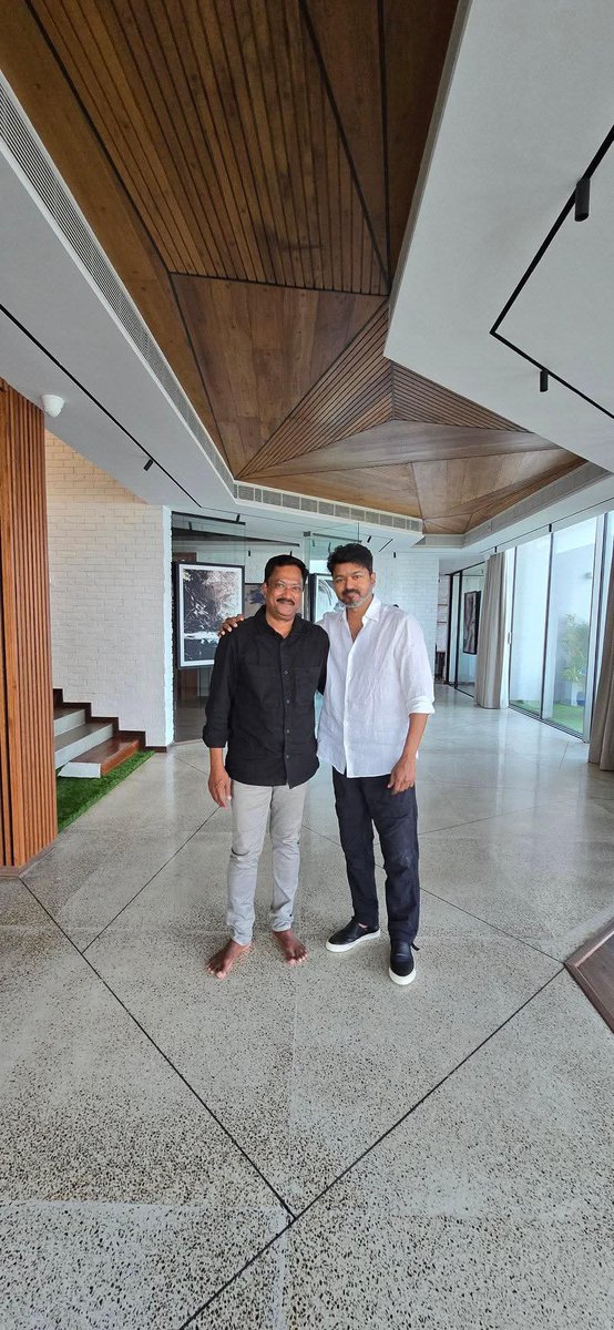 kayaldevaraj's tweet photo. #Sachein Director #JohnMahendran and his Son #KevinAdams with #ThalapathyVijay
@actorvijay #JohnMahendran
@ikevinadams #SacheinReRelease
@Johnroshan https://t.co/kUijLv86SG