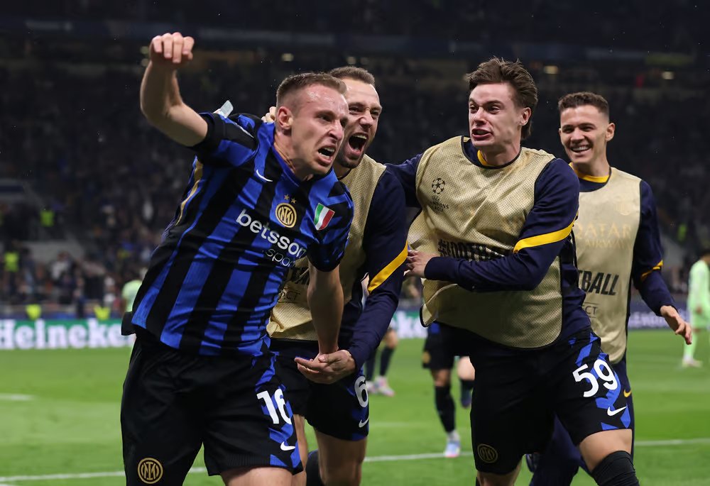 INTER WAMEWANYUKA BARCA KWA EXTRA TIME

Barcelona made a 2nd half comeback from 2-0 down, before Inter Milan equalized again in the last minute, 3-3 to send the game to extra time. They will now face either PSG or Arsenal in the finals who play tonight.
#GRSport
#Brekko