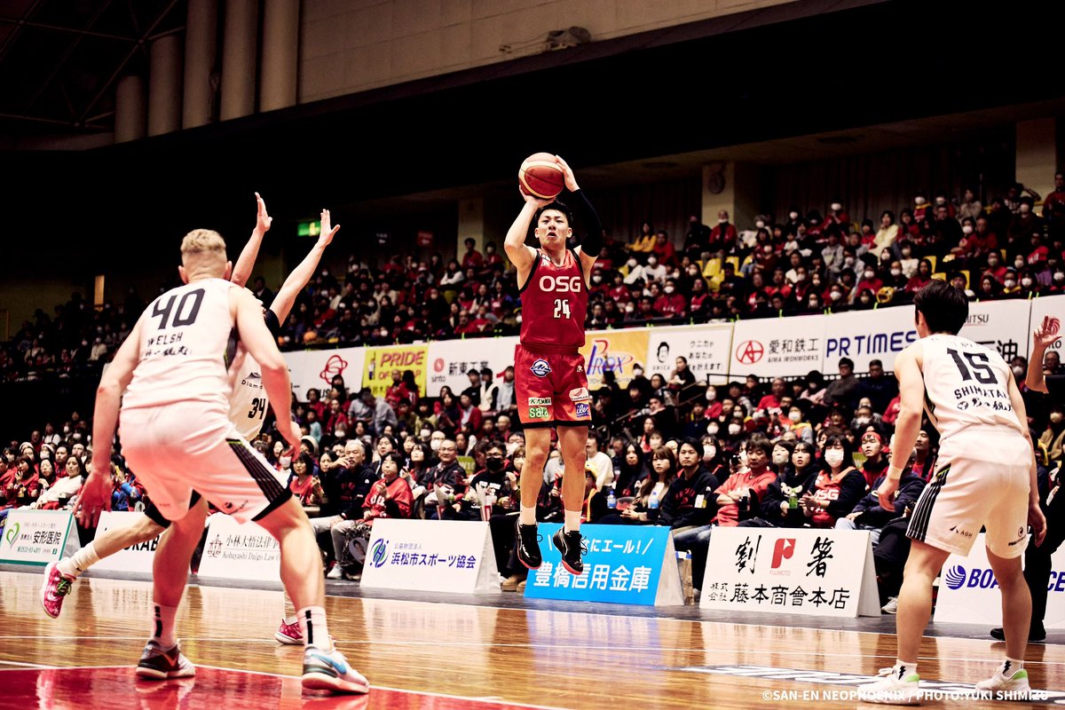 NEO_PHOENIX's tweet photo. 【お知らせ📢】
今週末5/10(土)から開催する「#りそなグループ B.LEAGUE QUARTERFINALS 2024-25」では、#三遠ネオフェニックス はHOME REDユニフォームを着用して、戦います🐥❤️‍🔥
当日は会場を真っ赤に染め、最高のホームアドバンテージでフェニックスへの後押しをよろしくお願いします🤝🏻🔥

🔻GAME1
https://t.co/Cy125Yqnm6

🔻GAME2
https://t.co/rjngpZHbeP

🔻GAME3
https://t.co/BGNNMifQ2I

#WEAREONE #心をひとつに #Bリーグ
#Bリーグチャンピオンシップ