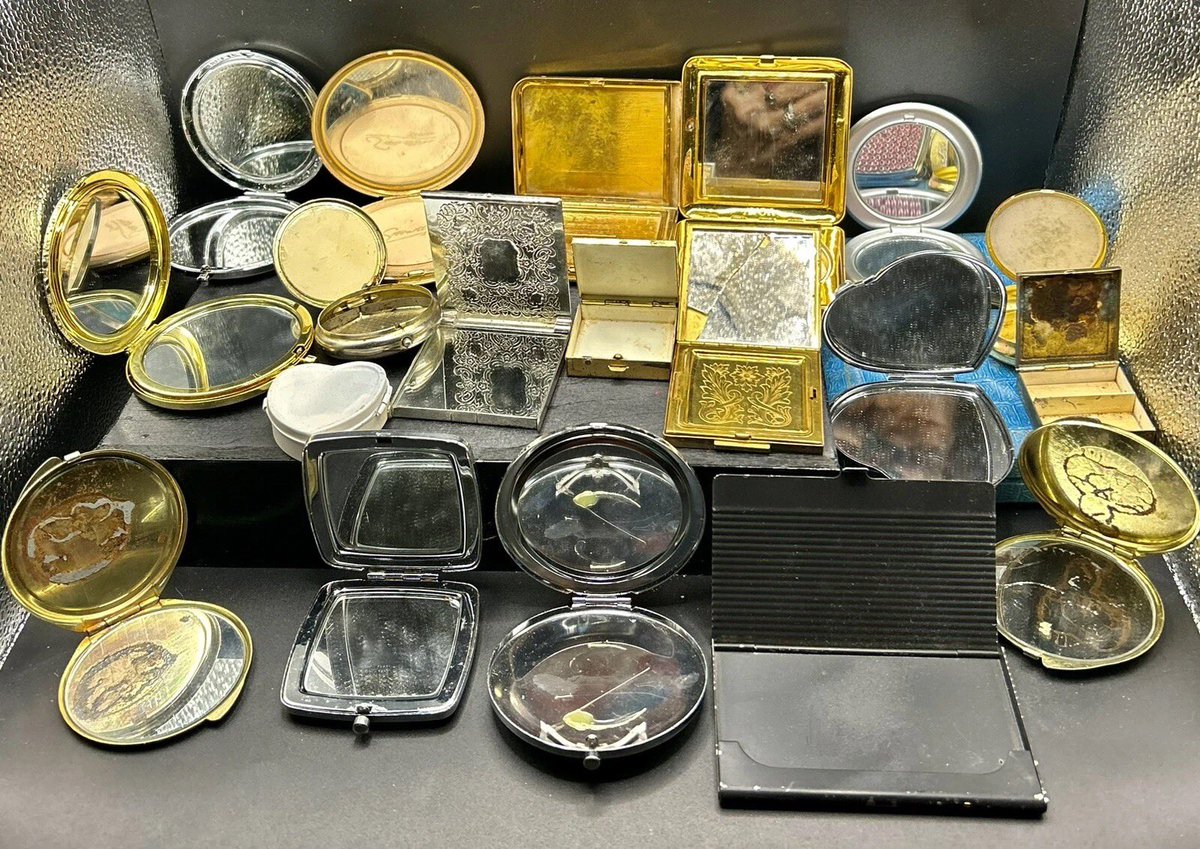 DARLINGXXDARLA's tweet photo. #Vintage Lot of 19 #Powder #Mirror #Compacts #Stratton, #Avon, #Elgin #Pill #Card Case #Darlingdarlasvintageshop https://t.co/58TxhixSJ9 #eBay via @eBay https://t.co/a5Y2aFvWZp