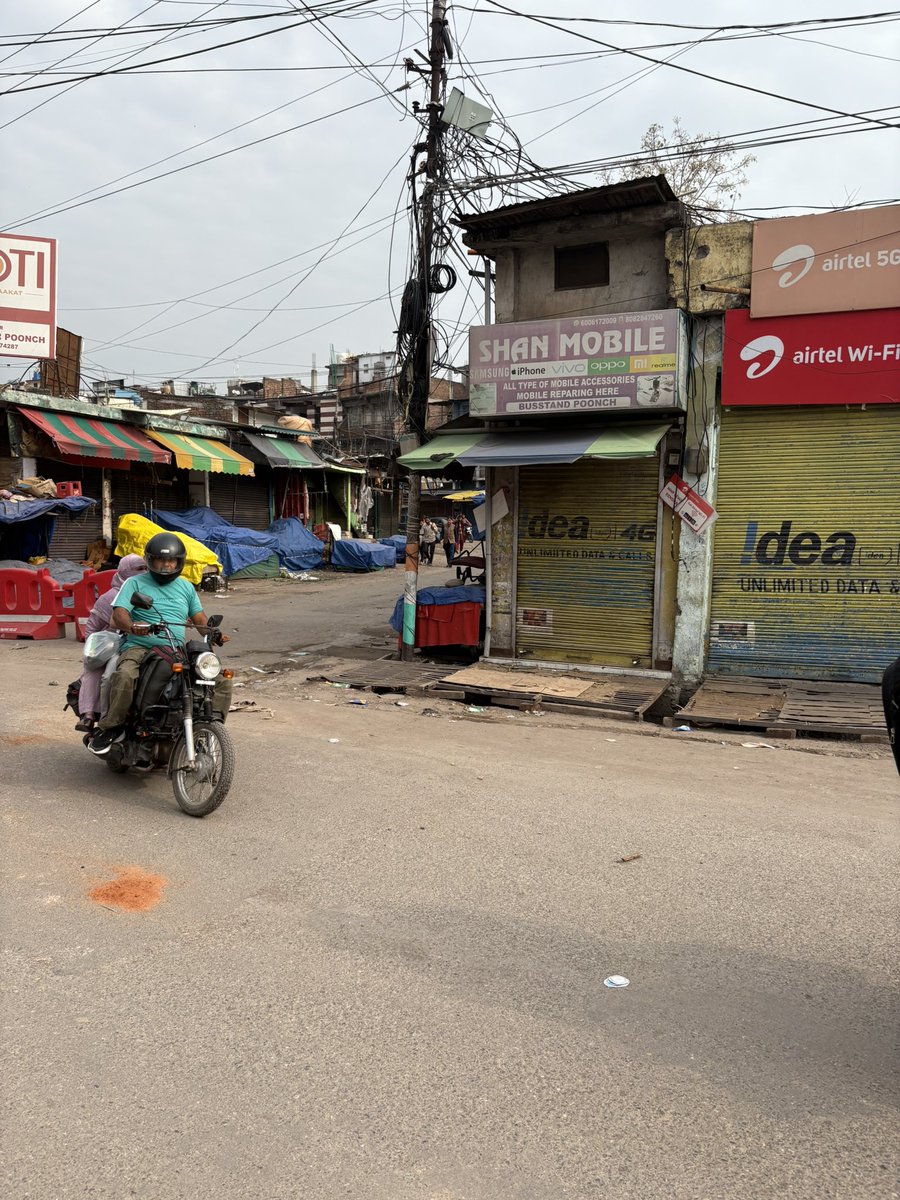 harsha19chand's tweet photo. Right now visuals from #Poonch district #OperationSindoor , the civilians leaving district after panicking of loss from motor shelling #JammuKashmir https://t.co/r4lAl3Zadx