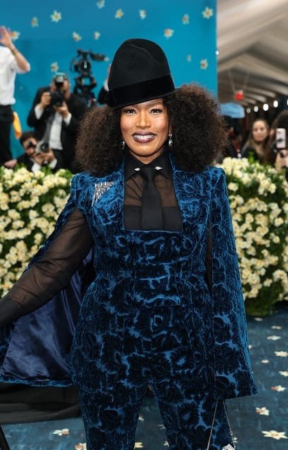 MarkOfThePeace's tweet photo. Angela Bassett and Madonna were born the exact same day... It's not age, it's class that will set you apart. 😌

#MetGala https://t.co/D3x6zwhJyG