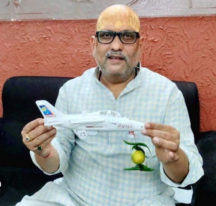 BickyAnandYada4's tweet photo. अजय राय (कांग्रेसी) बहुत मजाक बना रहे थे, इनको कोई बताए की हकीकत में पाकिस्तान को नींबू मिर्च की जरूरत है। @IndianArmyHero की नजर पाकिस्तान के आतंकवादियों के ठिकानों पर है।

#OperationSindoor  #indianarmy 
#ModiGovernment #pahalgam #Congress 
@BJP4Bihar @INCIndia @ABVPSouthBihar https://t.co/MkgGPE9TGE