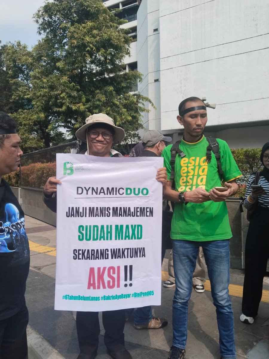 user06120007's tweet photo. TOLONG PERHATIAN KEPADA KAMI SEJENAK.

mantan tenaga kerja BAKRIE TELECOM ESIA sedang melakukan demo atas hak hak yang belum terselesai kan sejak 6 tahun yang lalu. BAYARKAN PESANGON KAMI  JANGAN MENGANGGAP KAMI TIDAK PERNAH BERKONTRIBUSI ATAS PERUSAHAAN MU https://t.co/dDwdFLm2Ju