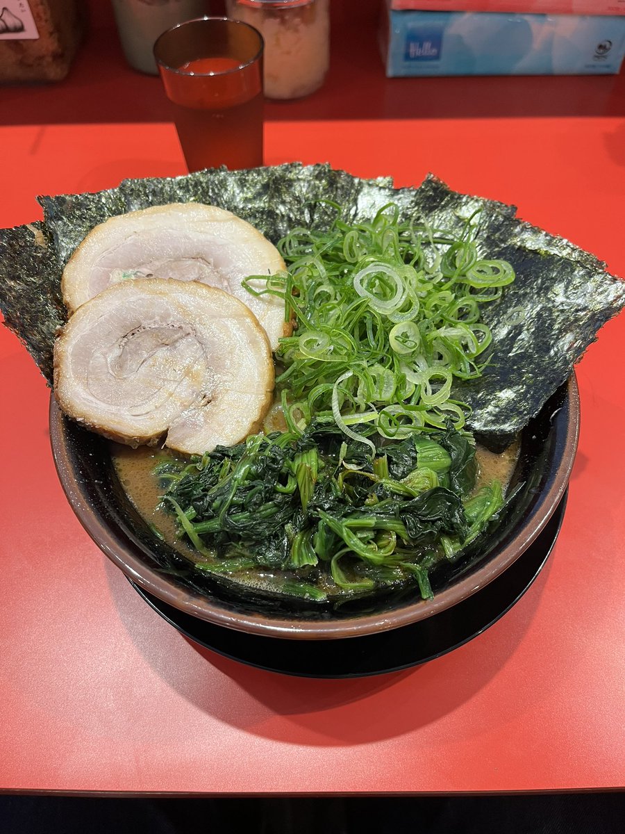 tada2465's tweet photo. 平塚とらきち家　ラーメン中盛　固め　海苔　ほうれん草　九条ねぎ　豚バラトッピング
#とらき���家　#家系　#王道家　#ラーメン https://t.co/dbGXVCAZmq