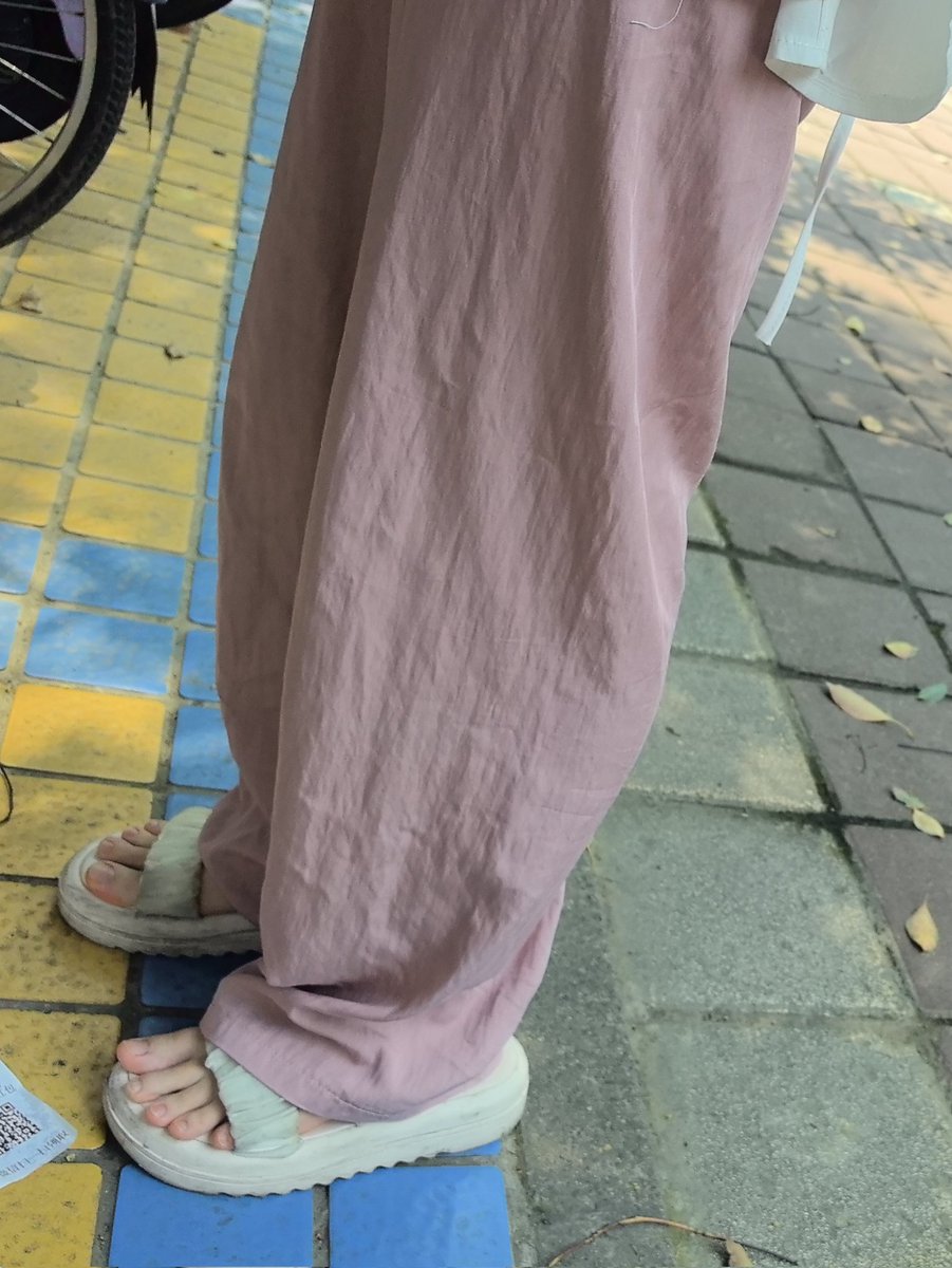 赶高铁前发一组，图四是地铁王新作，那个极致贴拍的男人又回来了
#足 #脚趾 #恋足 #美脚 #凉鞋 #拖鞋 #裸足 #足底 #足控 #校园 #地铁 #女大学生 https://t.co/je7H51rT88