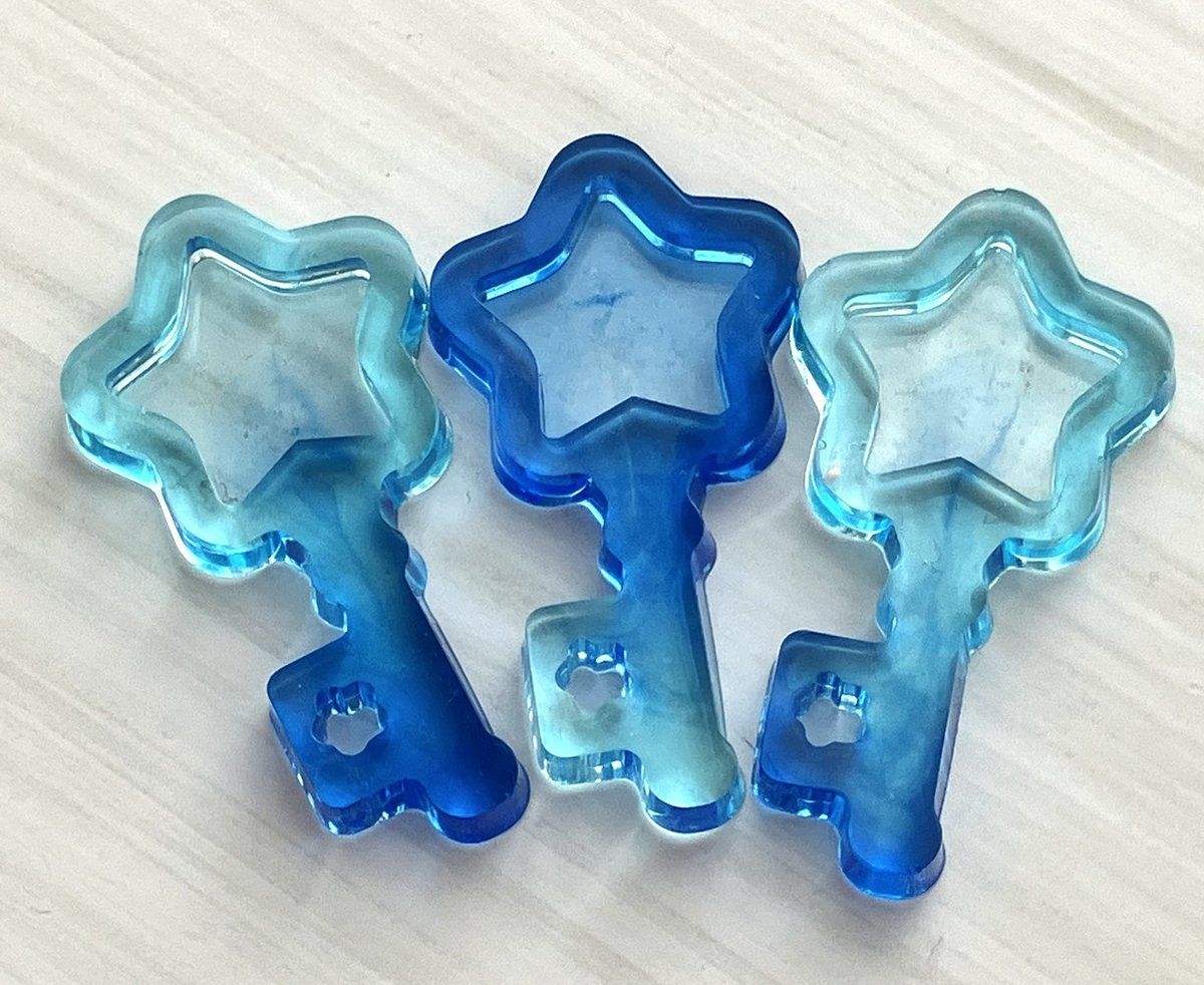 青と水色🩵
レジンシェイカーにするやつ✨

他にもいろいろな色を作成中
ある程度作れたら
中身も入れまーす╰(*´︶`*)╯🩵

＃レジン作品
 ＃ハンドメイド好きな方と繋がりたい 
＃ハンドメイド作品
＃ハンドメイド作家
