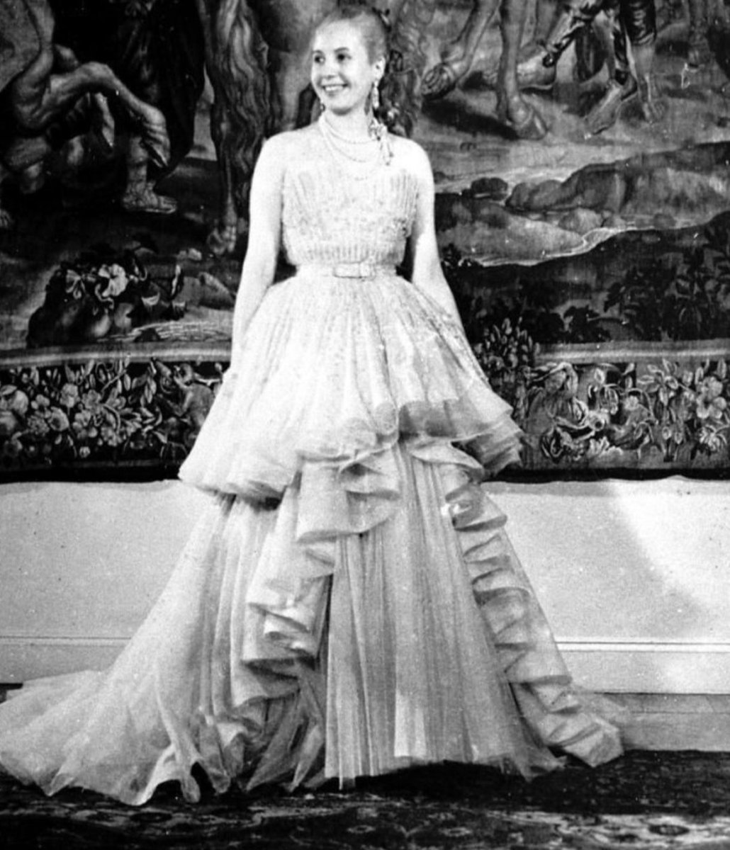 _leovelazquez's tweet photo. "La única reina que vesti fue Eva Perón" - Christian Dior 

#EvitaEterna https://t.co/3yUzLMyrys
