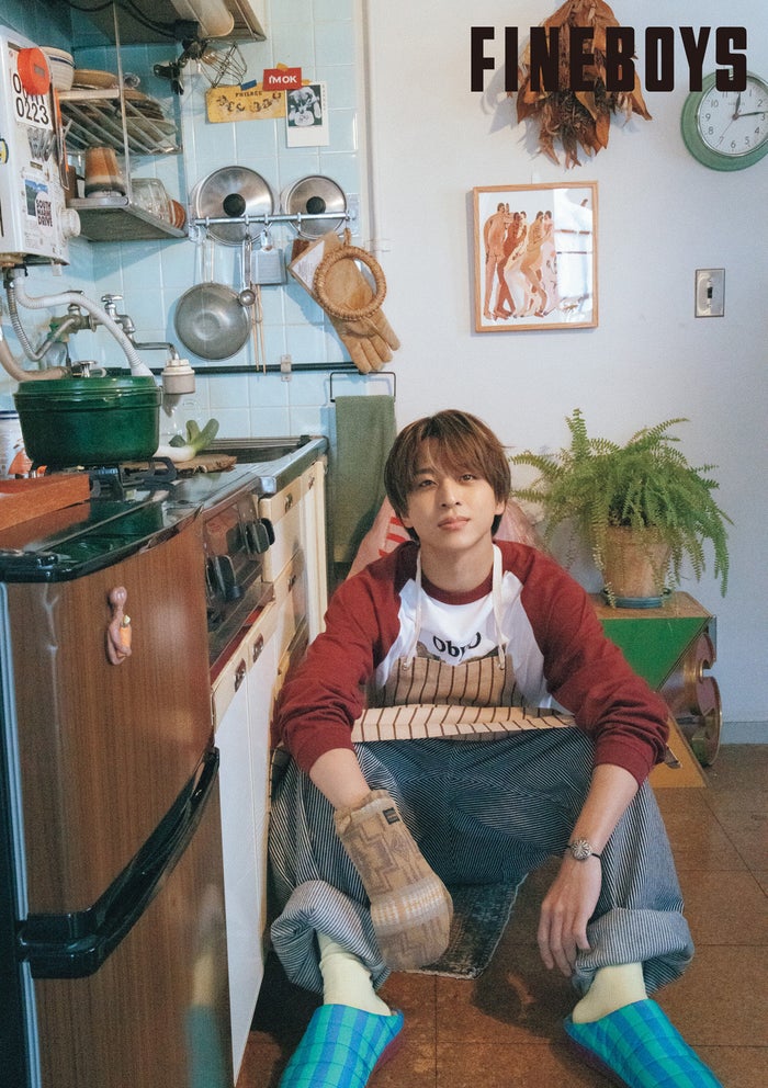 modelpress's tweet photo. “国民の元カレ”timelesz寺西拓人
「FINEBOYS」初登場📚️

“おとなりさん”設定でナチュラル姿披露✨

🔻写真・詳細
https://t.co/WQFz13Fshc

本人も「おもしろい質問ですね！」と言った個性的なQ＆Aも💭

#寺西拓人 https://t.co/gJsAr7v3VZ